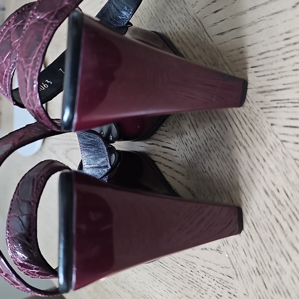 Gucci Women's Burgundy Sandals Size 7 - Picture 3 of 11